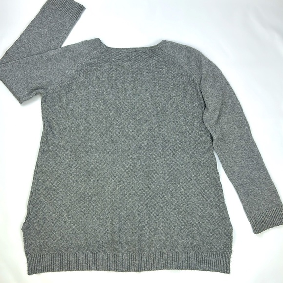 Cyrus Oversized Heather Gray Sweater. Hi-Lo Hem. Size Large. - Picture 7 of 12